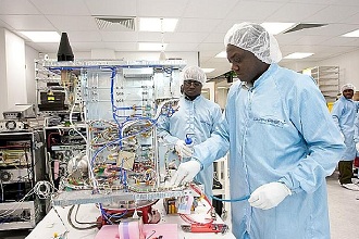 Un ingnieur nigrian travaillant sur le satellite  NigeriaSat-X 