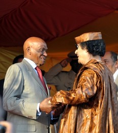 Mouammar Kadhafi  et Abdoulaye Wade le 14 dcembre 2010 lors du Fesman  Dakar