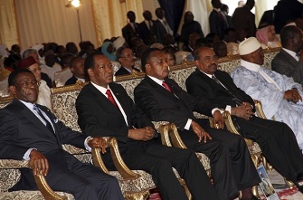 Denis Sassou Nguesso avec Teodoro Obiang Nguema, Blaise Compaor, Omar El Beshir et Abdoulaye Wade  l'investiture d'Idriss Deby le 8 aot 2011