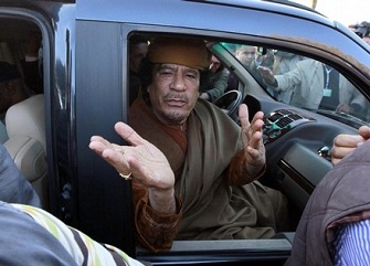 Mouammar Kadhafi le 10 avril 2011 aprs une rencontre avec une dlgation de l'Union Africaine