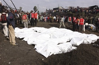La Croix-Rouge kenyane recouvre les corps de victimes de l'explosion d'un pipeline lundi 12 septembre  Nairobi