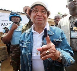 Ellen Johnson-Sirleaf aprs avoir vot le 11 octobre 2011