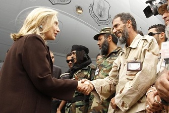 Hillary Clinton salue des soldats  la descente de son avion le 18 octobre 2011  Tripoli