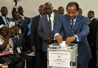 Paul Biya votant  Yaound le 9 octobre 2011