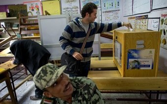 Un Egyptien vote le 5 dcembre au Caire