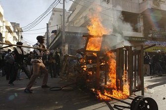 Des manifestants brûlent une barricade samedi à Dakar près de la place de l'indépendance