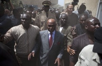 Abdoulaye Wade arrivant  son bureau de vote le dimanche 26 fvrier 2012