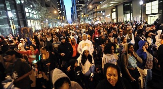 Des milliers de personnes ont particip  Philadelphie  la manifestation ''un milion de capuches''