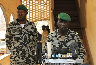 Le capitaine Sanogo, chef de file des putschistes, lors d'une confrence de presse au camp de Kati le 30 mars 2012