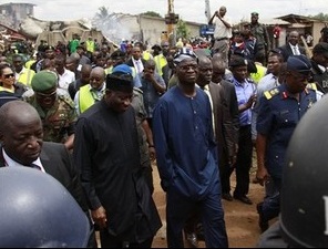 Goodluck Jonathan et Babatunde Raji Fashola visitent le lieu du crash le 4 juin 2012