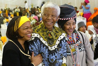 Nelson Mandela entour de Graa Machel et de Winnie Mandela le 18 juillet 2004