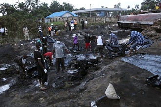 Des corps calcins lors de l'explosion qui a eu lieu  Okogbe, prs de Port Harcourt jeudi 12 juillet 2012