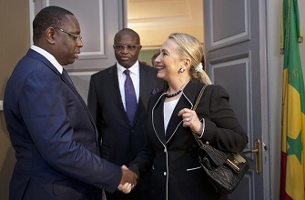 Hillary Clinton avec le président sénégalais Macky Sall au palais présidentiel à Dakar le 1er août 2012