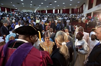 Hillary Clinton saluée par les invités ayant assisté à son discours à l'Université Cheikh Anta Diop de Dakar le 1er août 2012