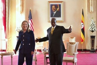 Yoweri Museveni, ici avec Hillary Clinton le 3 aot 2012, est un alli important des Usa en Afrique