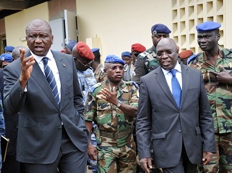 De g  d : Hamed Bakayoko, ministre de l'intrieur, Soumaila Bakayoko chef d'Etat major de l'arme et Paul Koffi Koffi ministre de la dfense, visitent le camp d'Akouedo le 6 aot 2012