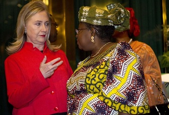 Hillary Clinton discute avec Ngozi Okonjo Iweala, ministre des finances du Nigeria