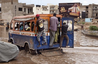 Un car roule  travers les inondations le 14 aot 2012  Dakar