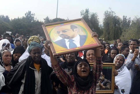 Des femmes thiopiennes pleurent en attendant la dpouille de Meles Zenawi 