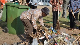 John Magufuli nettoyant les rues de Dar El Salaam le mercredi 9 décembre 2015