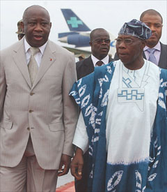 Laurent Gbagbo en compagnie d'Olusegun Obasanjo