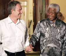 Tony Blair en compagnie de Nelson Mandela le 12 fvrier en Afrique du Sud