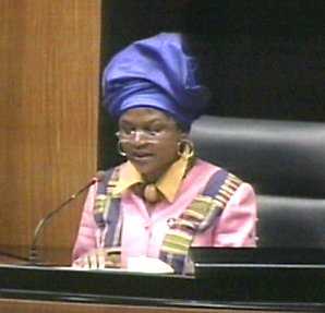 Mme Baleka Mbete, prsidente de l'assemble nationale sud-africaine introduisant un discours de Thabo Mbeki en 2004