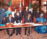 Biya et Obasanjo signant l'accord de "Greentree"