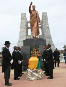 Le cercueil de Fathia Nkrumah arrive au mausole Kwame Nkrumah d'Accra