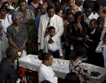 Amis, proches, et citoyens guadeloupens rendant un dernier hommage  Jacques Bino lors de ses funrailles
