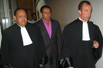 Leon Bertrand entour de ses avocats en dcembre 2009