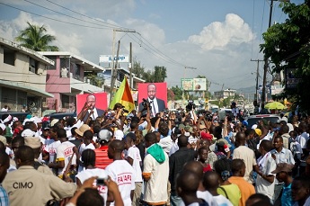 Une foule rassemble pour couter Wyclef Jean annoncer sa candidature