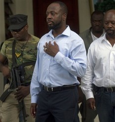 Wyclef Jean accompagn d'un garde le 18 aot en Hati