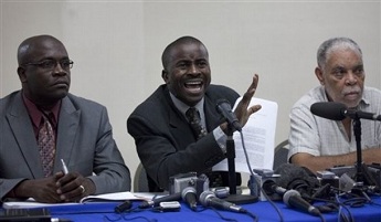 Jean Renel Snatus (au centre), avocat de Wyclef lors d'une confrence de presse le 24 aot 2010