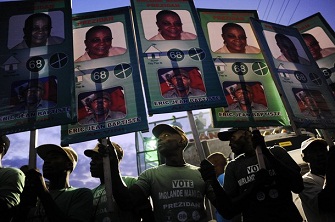Des supporters de Mirlande Manigat  Port-au-Prince le 26 novembre 2010