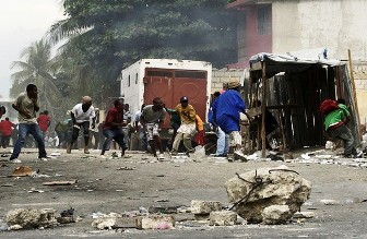 Clash entre des manifestants et la Minustah prs du sige du CEP (Conseil Electoral Provisoire)  Port-au-Prince