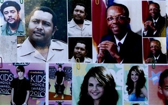 Posters de Jean Bertrand Aristide et de Jean+claude Duvalier dans une boutique  Port-au Prince