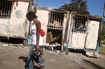 Une femme passe devant un centre social brl  Saint Denis de la Runion le 23 fvrier 2012