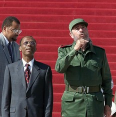 Jean-Bertrand Aristide lors d'un voyage  Cuba le 17 juillet 2001