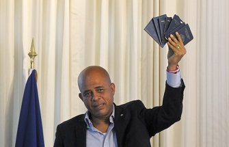Michel Martelly prsentant ses 8 passports hatiens le 8 mars 2012 lors d'une confrence de presse 