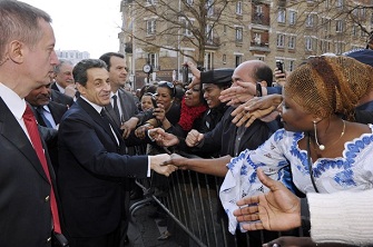 Nicolas Sarkozy salue la foule venue assister  sa rencontrer avec Dalil Boubakeur, grand recteur de la mosque de Paris