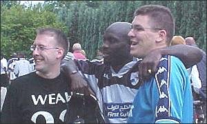 George Weah (au centre)