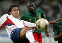 Jovan Kirovski de lquipe amricaine ( gauche) contrle la balle devant Pierre Njanka du Cameroun