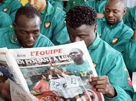 Modeste M'bami lisant "l'Equipe" du 27/06/2003