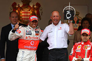 Sur le podium, le Prince Albert de Monaco, Lewis Hamilton et Felipe Massa