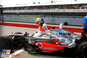 Lewis Hamilton s'extrayant de sa voiture aprs son accident