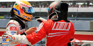 Kimi Raikkonen montrant  Lewis Hamilton le feu, aprs leur accident