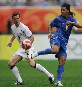 Ronaldinho dans ses oeuvres face à la Nouvelle-Zelande