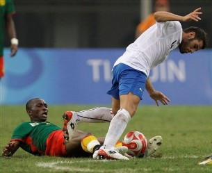 Stephane Mbia tacle l'italien Antonio Nocerino. Le Cameroun affrontera le Brésil en quarts