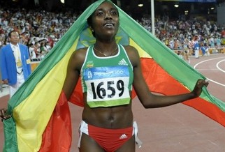 Tirunesh Dibaba clbre sa victoire avec le drapeau thiopien